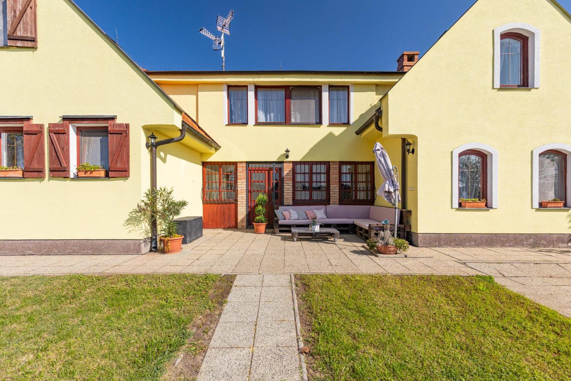 Idylicky Rodinny Penzion Arkadia Pri Dunajskej Cyklotrase Kyselica Exterior foto